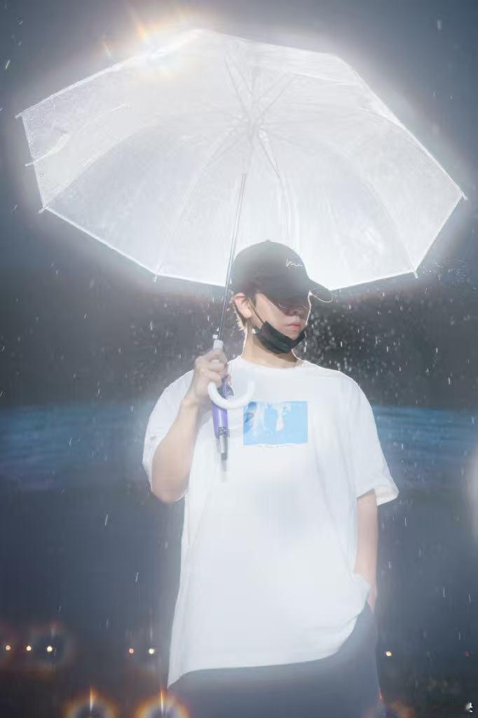 胡夏雨中完成演出 演出中途下起大雨，胡夏没有暂停也没有应付，安安稳稳唱完全场，淅