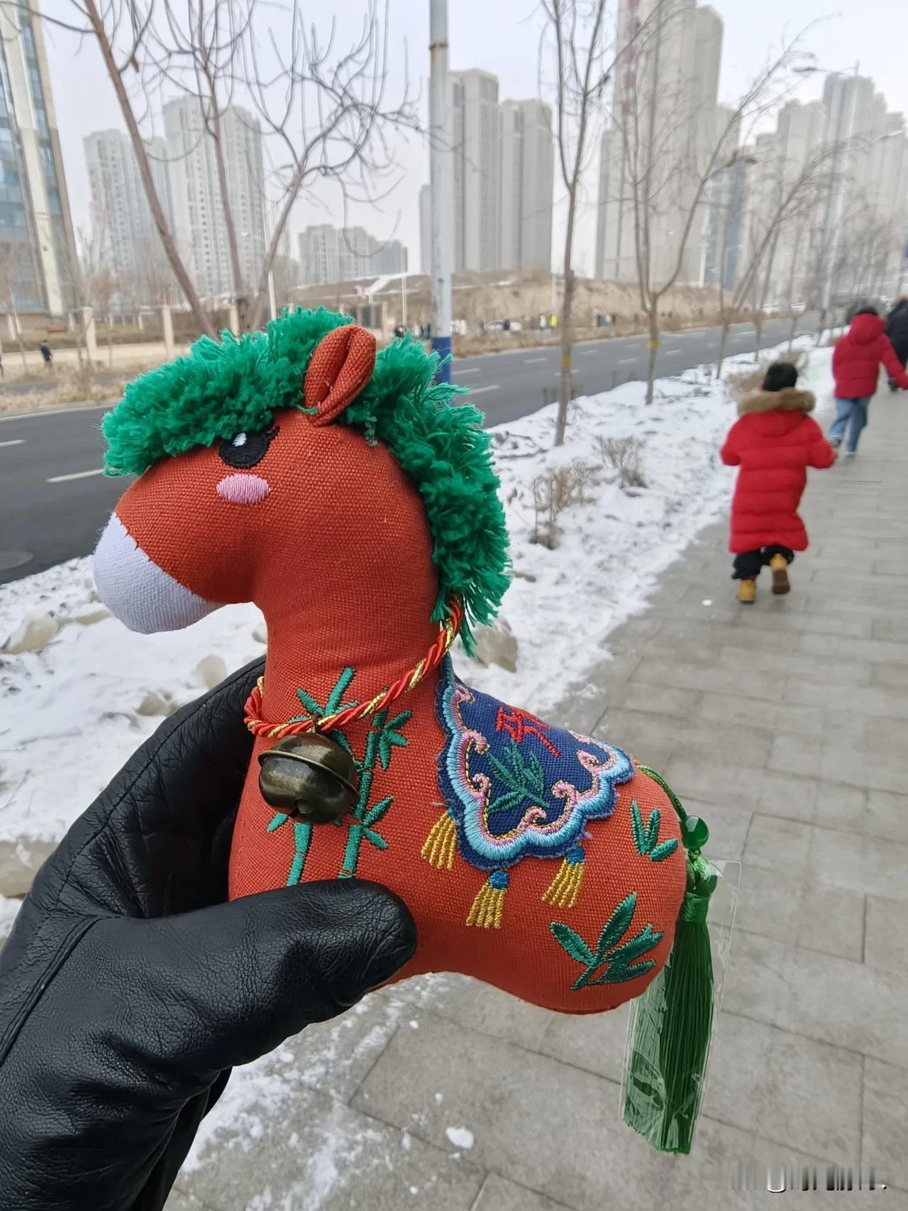 今天去“六馆一心“看社火还意外收获了一个小礼物。

早上硬拉着不愿出门的儿子和我