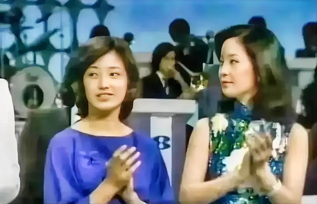还是这张照片赏心悦目，两大巨星平常合影，背后却是巨大的精神财富。
邓丽君，山口百