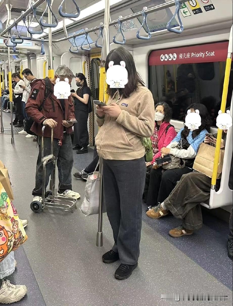 阿姨给老人让座，年轻人瘫坐刷手机！爱心专座该设“准入门槛”吗？
 
🚇跑遍大湾