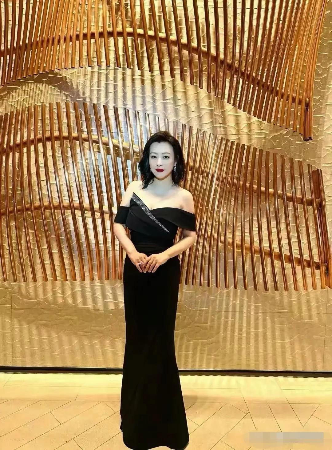 郝蕾瘦了，肉眼可见的瘦了一大圈。五官精致，变得干练了许多。

没瘦之前的郝蕾，娱