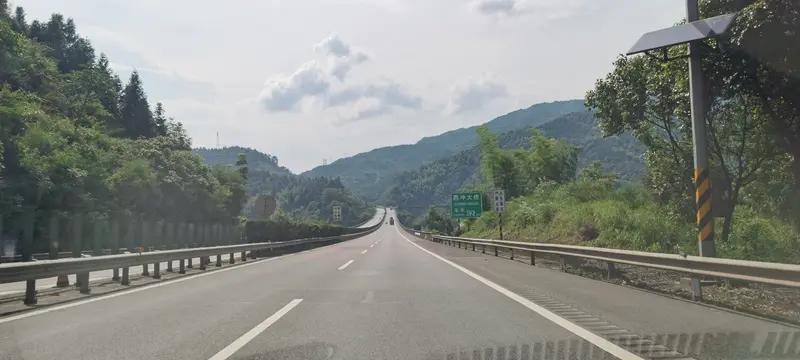 2月6日沪昆高速怀新段，大意了！一辆闽C号牌的小型轿车司机高速开窗吐口水 ，小车