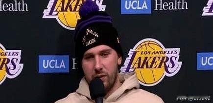 我们可能都搞错了衰老的定义。
东契奇赛后盯着数据板直摇头。
他刚轰下45分的超级