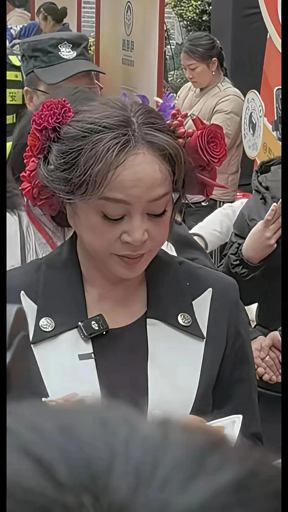 刘晓庆确实很励志，从年轻到老，从来不服输，这么大年纪的人了，精神抖擞，还在努力工