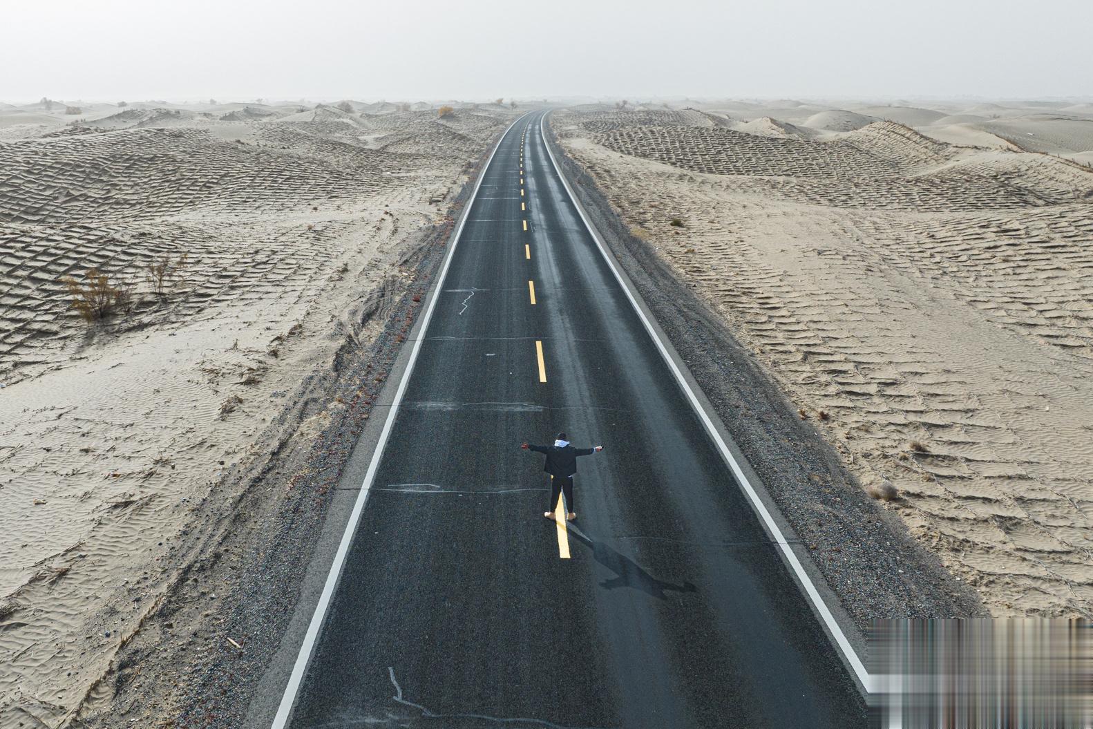 一眼望不到边 新疆｜沙漠公路#大美新疆#  