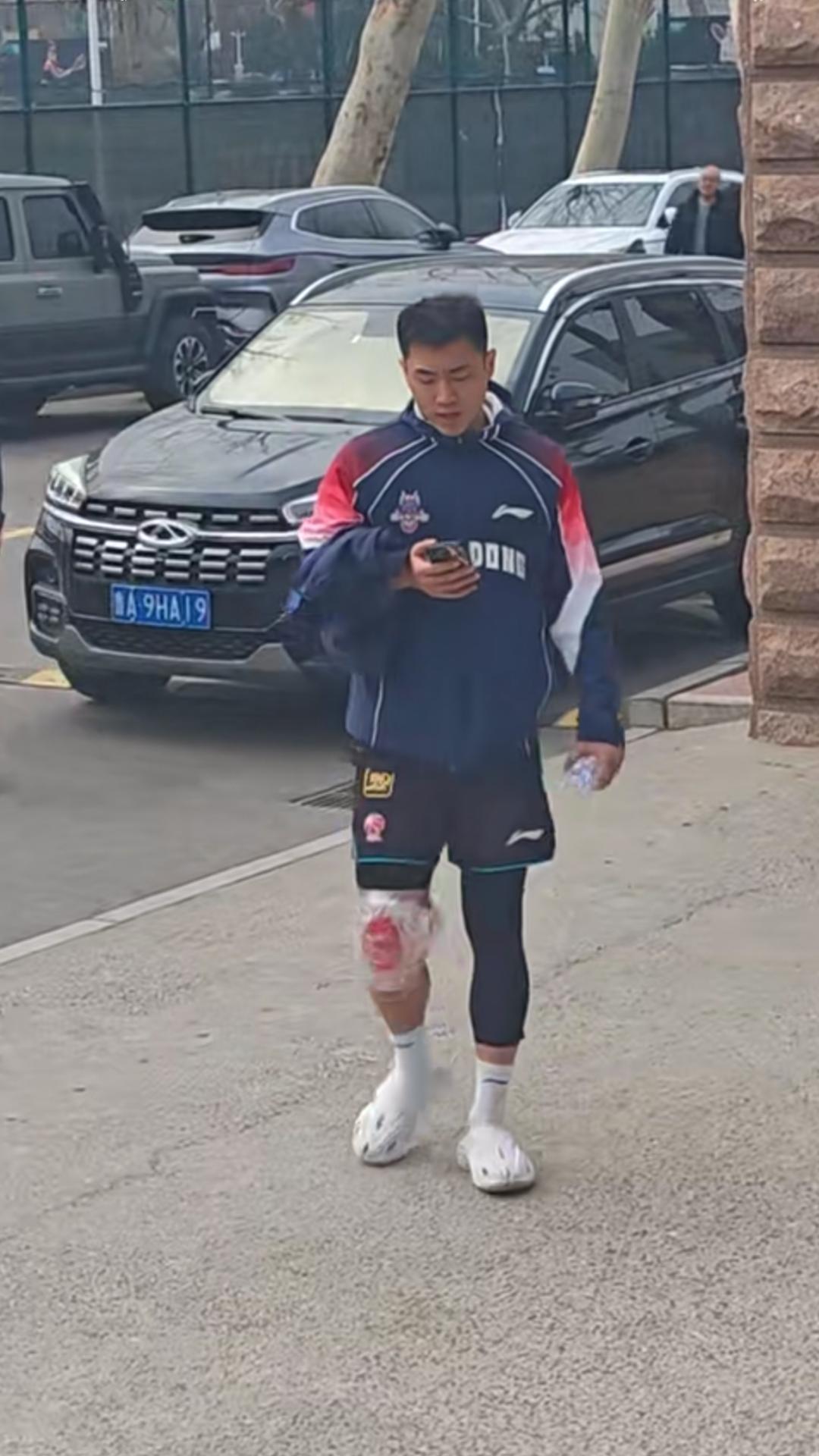 【带着膝伤依旧坚持战斗，这就是球队领袖，队长高诗岩啊！】昨天山东高速男篮队长高诗