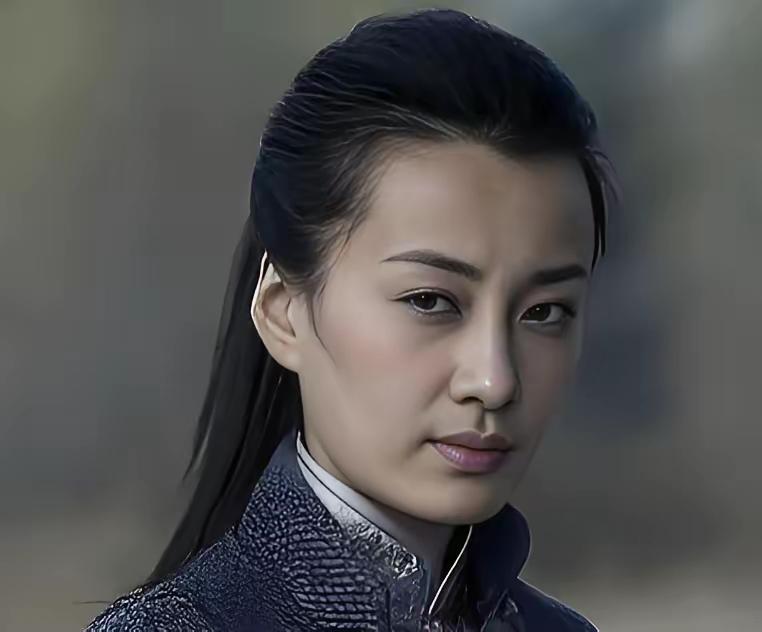 1943 年，湘西女土匪吕芪见很多男人垂涎自己的美貌，便当众放出一句狠话：“谁杀