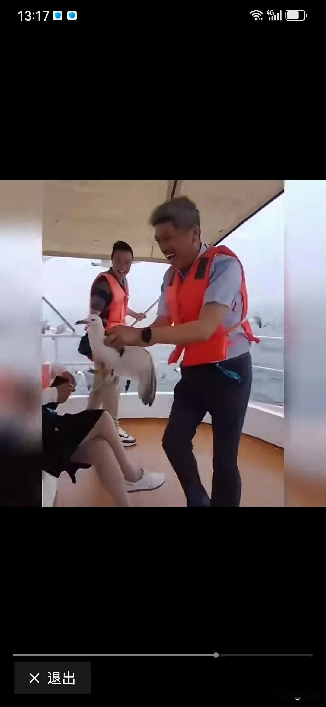 游客接连抓住多只海鸥往地上摔这个老铁长得很像巴嘎土佐！