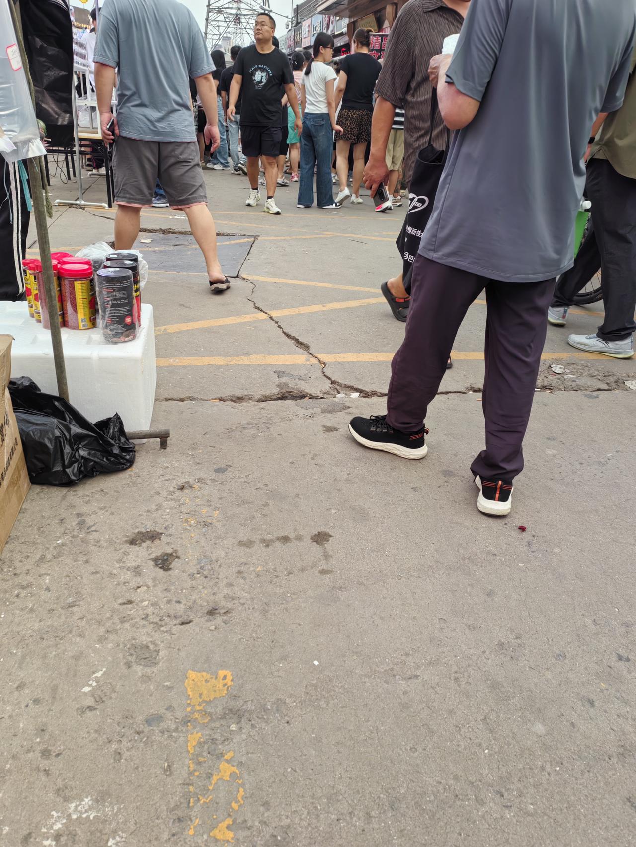 人不少啊，就是买东西的人不多了。
     没有不开张的油盐店，二宝也过来给爷爷