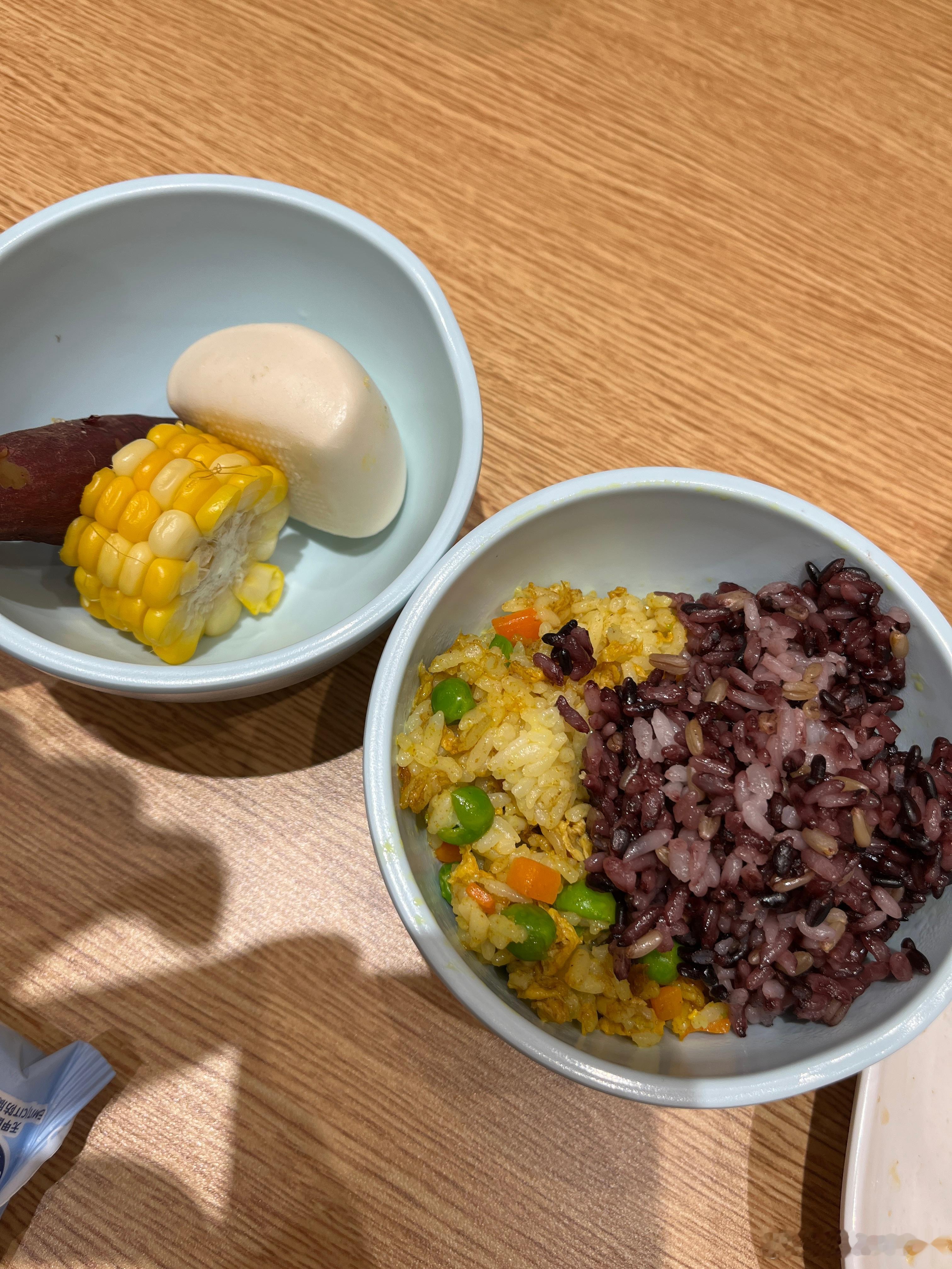 回来晚了，在楼下商场吃，不想煮。图一这一份快餐21块，好贵，除了那两块苦瓜是我的