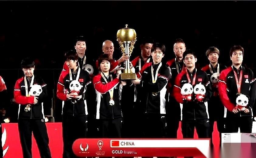 冠军拿下了，奖牌挂上了，但我不知道为什么，眼神偏偏就落在了有点“灵魂出窍”的孙颖