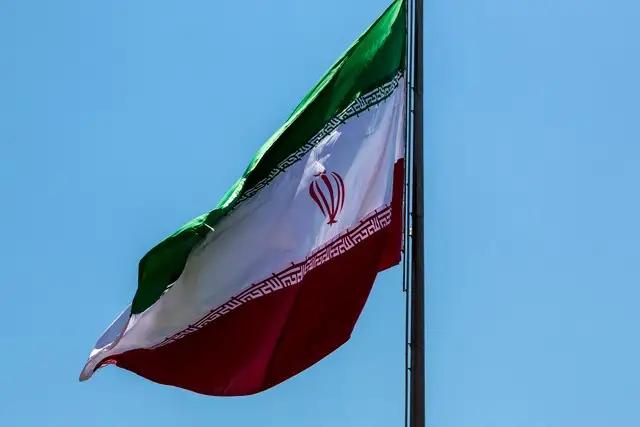 《沁园春·波斯烽烟》
高原雄峙，瀚海苍茫，气贯云霄。
历千年风雨，文明未老；八方