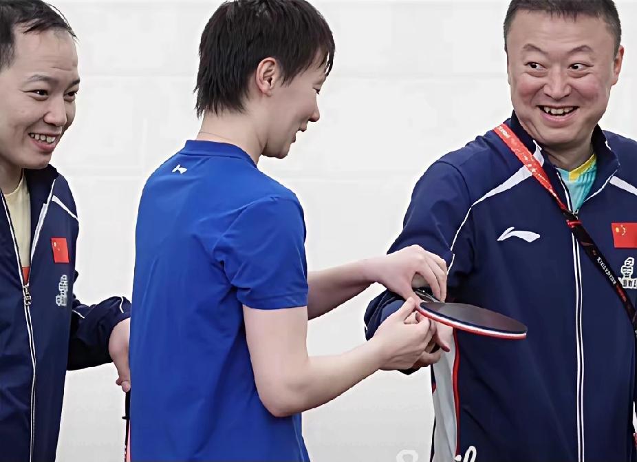 这笑容太有感染力！国乒师徒仨笑到眼睛都亮了😆
 
谁看了这张图不跟着嘴角上扬啊