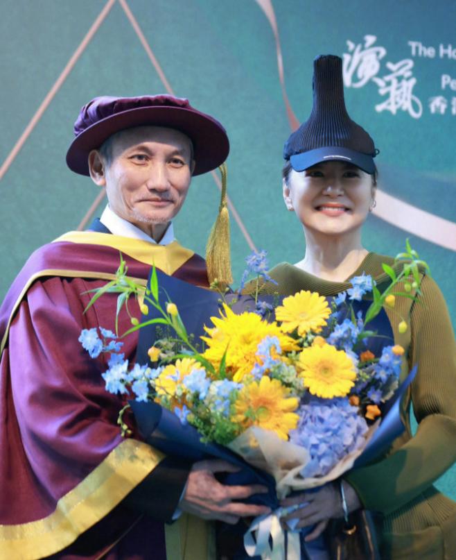 林青霞这个造型有点复古了啊
看看图二，这是当年她拍电影鹿鼎记时候的剧照
其实我不