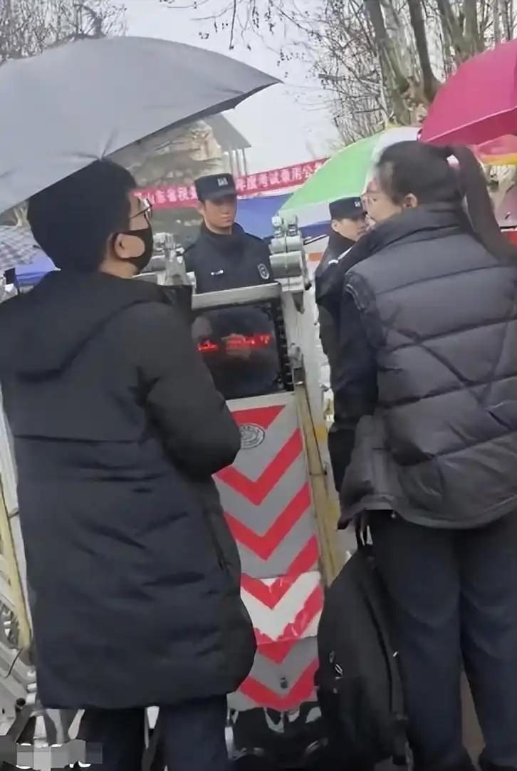 2024年，山东潍坊，一女子参加公务员面试时，因为迟到30秒，无法进入考场，女子