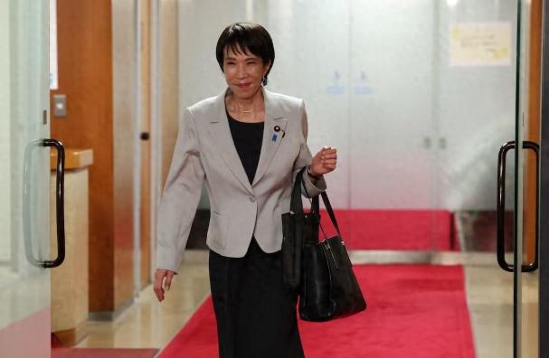 3月18日，高市早苗乘坐专机飞往华盛顿，她此行带着一份对外公布的南鸟岛稀土开发计