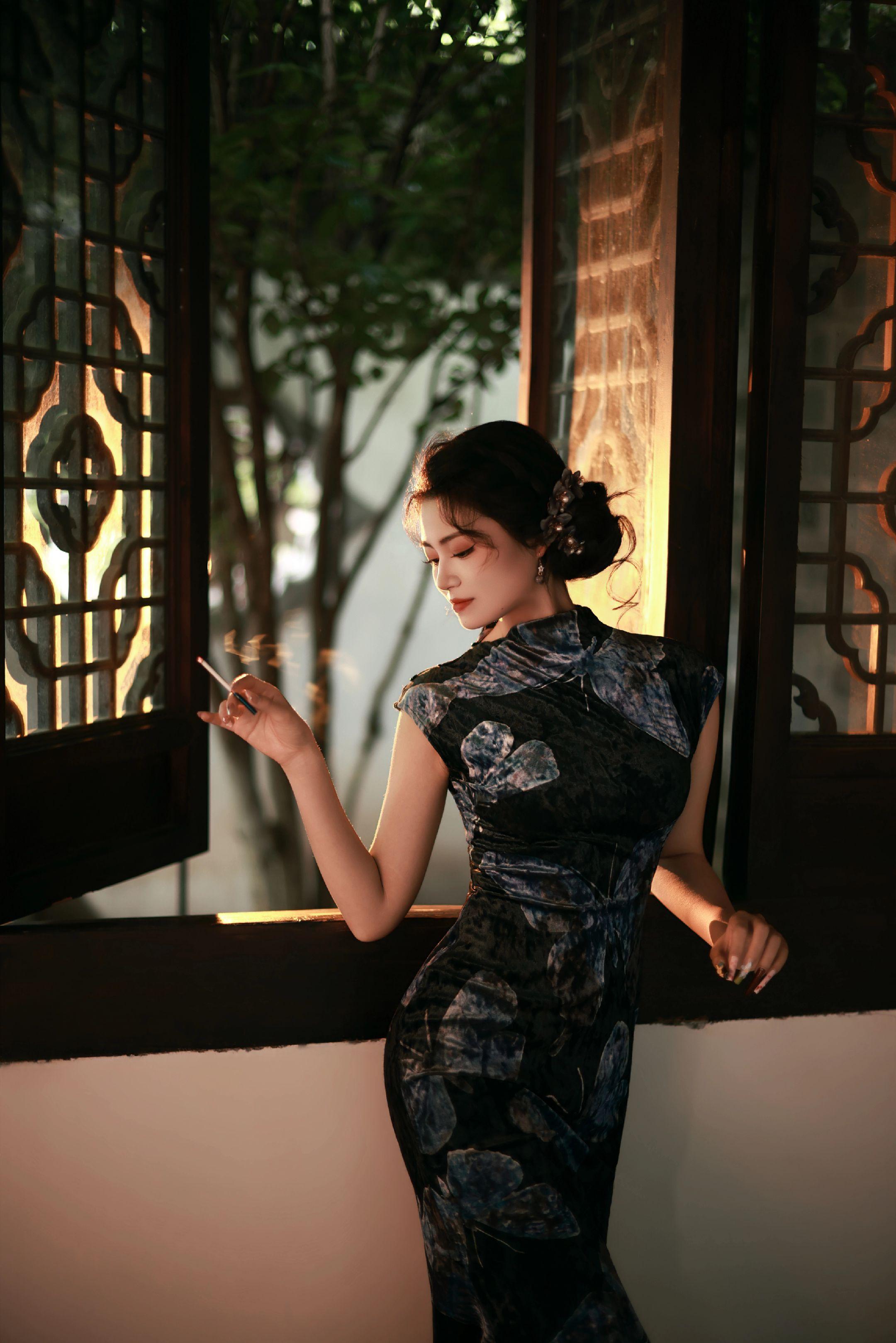“一袭紫黑，藏着江南的雅致与暗夜的星辰。一袭旗袍，染就一城芳华。一步一...