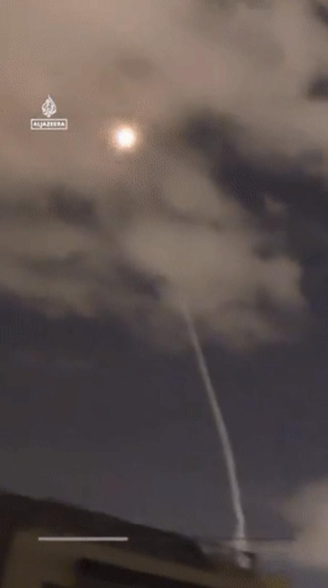 突发！伊朗导弹飞越特拉维夫上空 民众尖叫躲避。

就在刚刚，伊朗导弹飞越特拉维夫