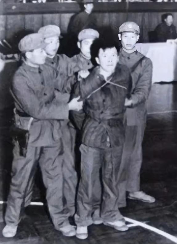 没想到，1979年杭州万人公审现场被4名法警死死摁住的壮汉，竟是当年杭州人闻之色