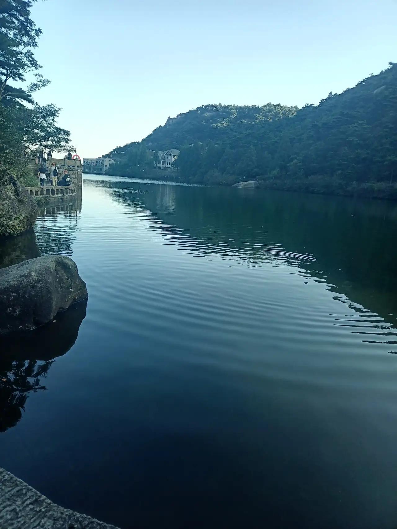 《七律·静夜思》
作者：转转看到



日思柴米夜思钱，
半生劳碌未得闲。
空有