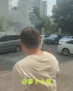 城门失火殃及池鱼，这次可是赔大了。
这是一段汽车安全警示教育视频，一辆新能源车在