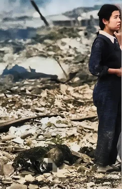 1945年，长崎原子弹爆炸之后，一张真实的老照片，镜头中一名小女孩和她脚下一具被