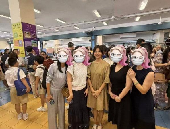 孙燕姿参加小学毕业典礼  网友在 小学毕业典礼偶遇孙燕姿  素颜低调出行，还与家