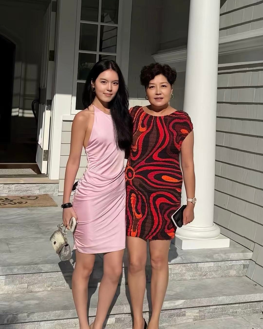 发现导演哈文母女俩好像都没干啥，但生活非常惬意富足。 