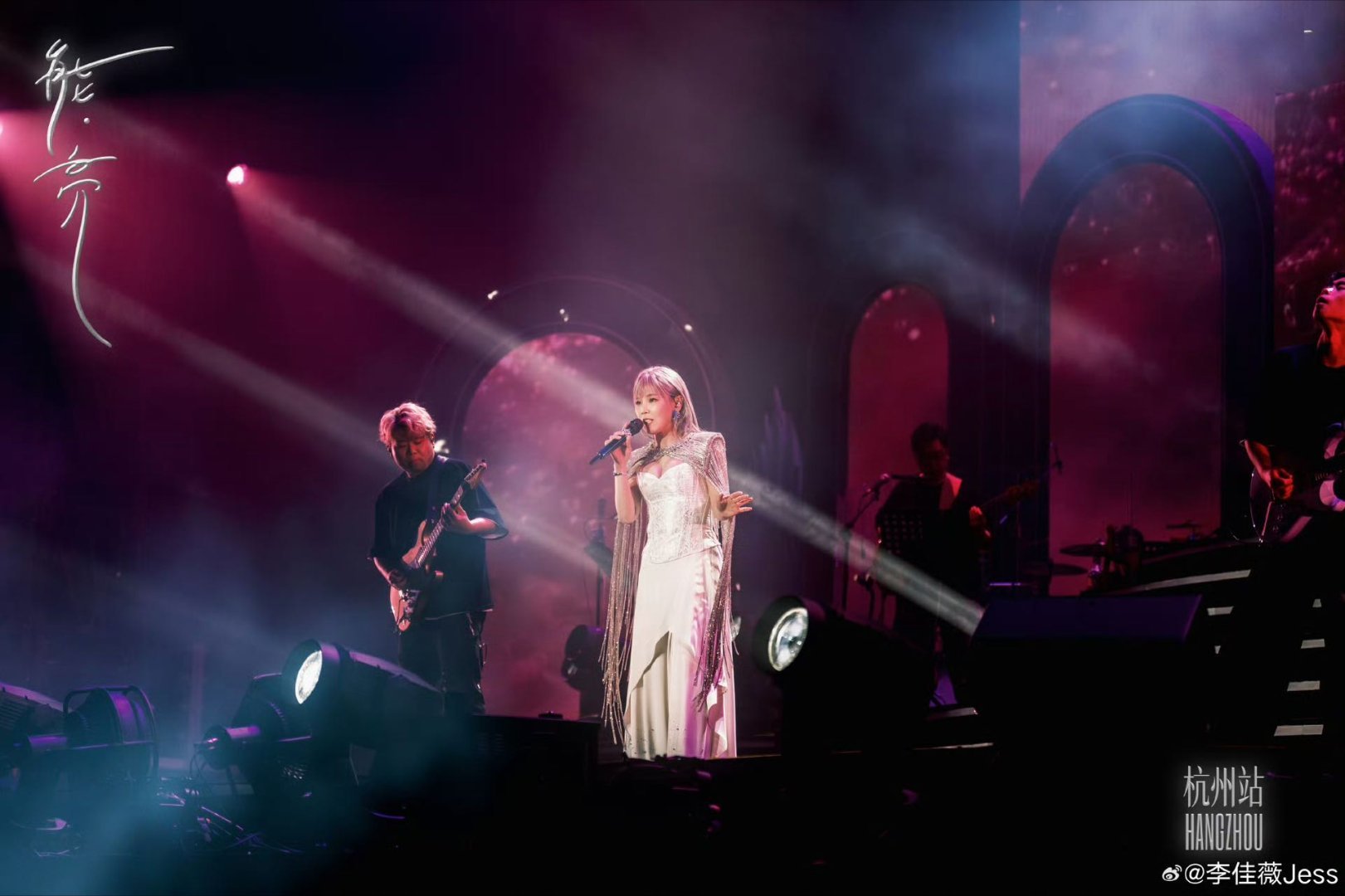 李佳薇终于站上体育馆 当年一首《煎熬》让人记住她的名字，如今她用一座体育馆证明：