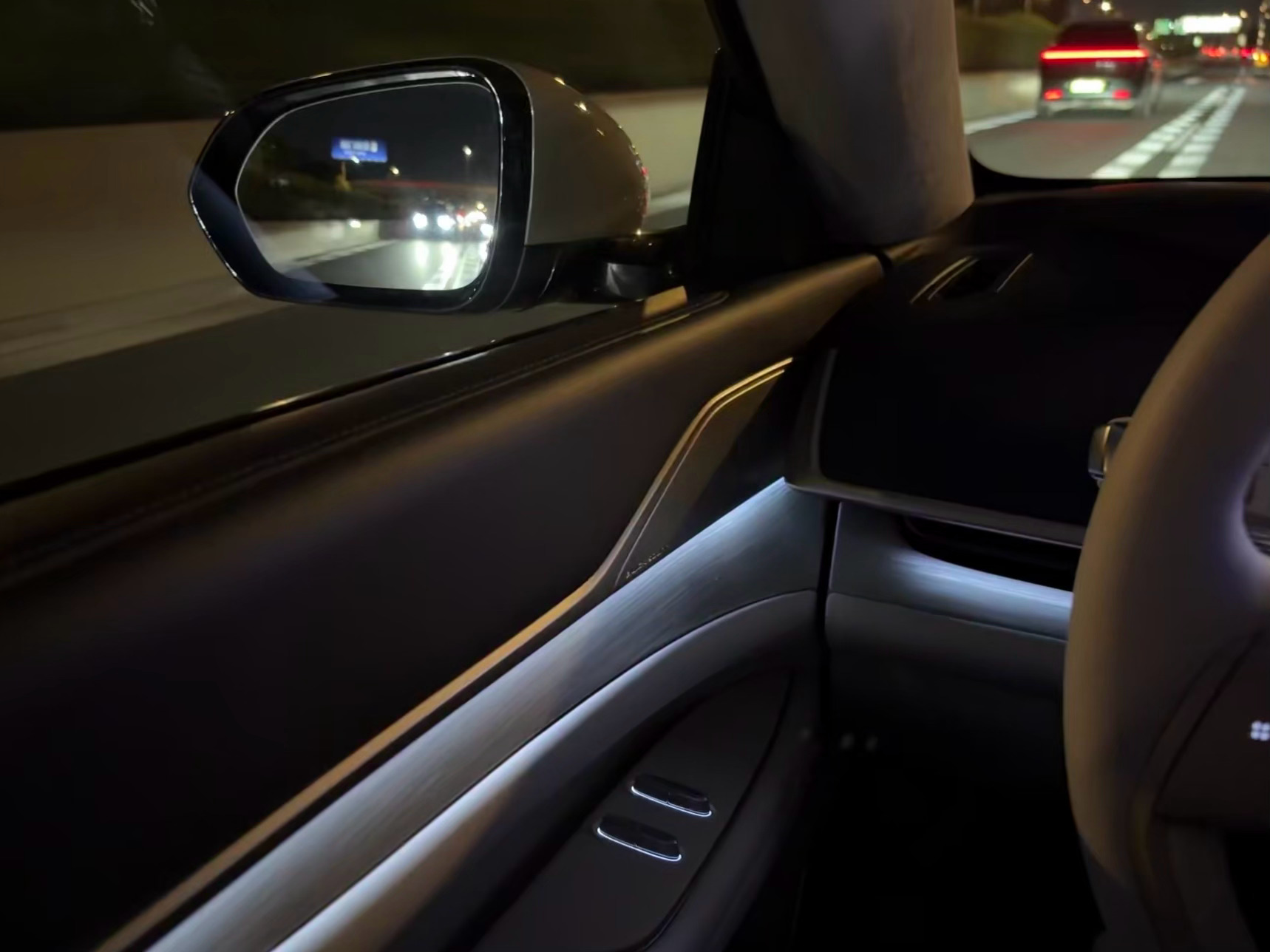 别克至境L7的晚上内饰氛围感非常到位。