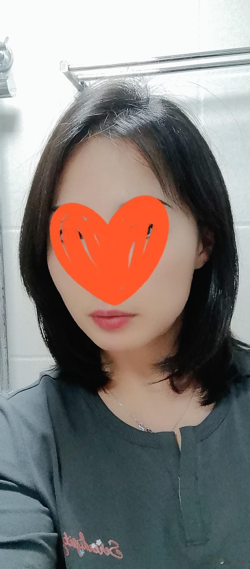 我想找个老师傅给我剪
今天我对新剪的发型十分满意，许是年纪大了，上次我和闺女去剪