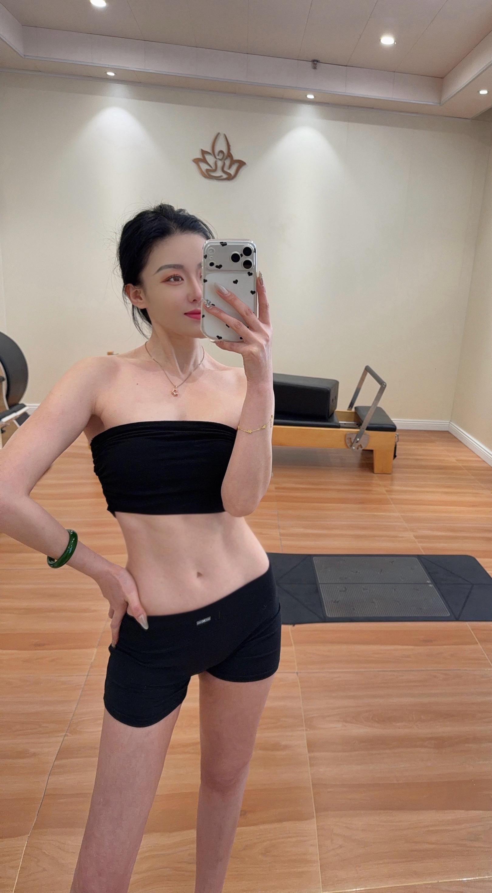 每一次的汗水都在镜子里得到最真实的回馈.循环在自己喜欢的状态里. 🏋