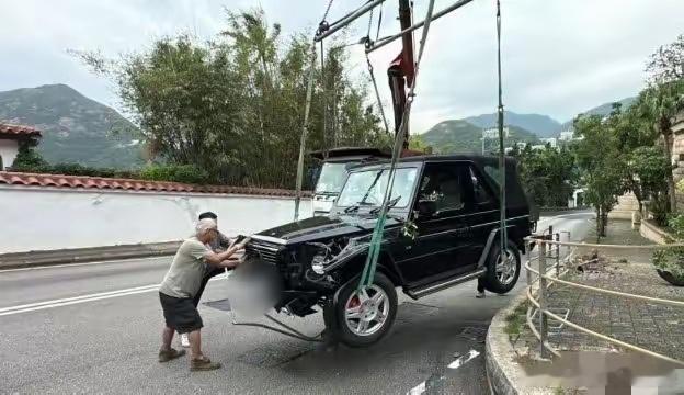 香港街头突发惊险一幕！陈可辛为躲冲出的犬只，奔驰车撞断栏杆、怼断大树，车头撞得保