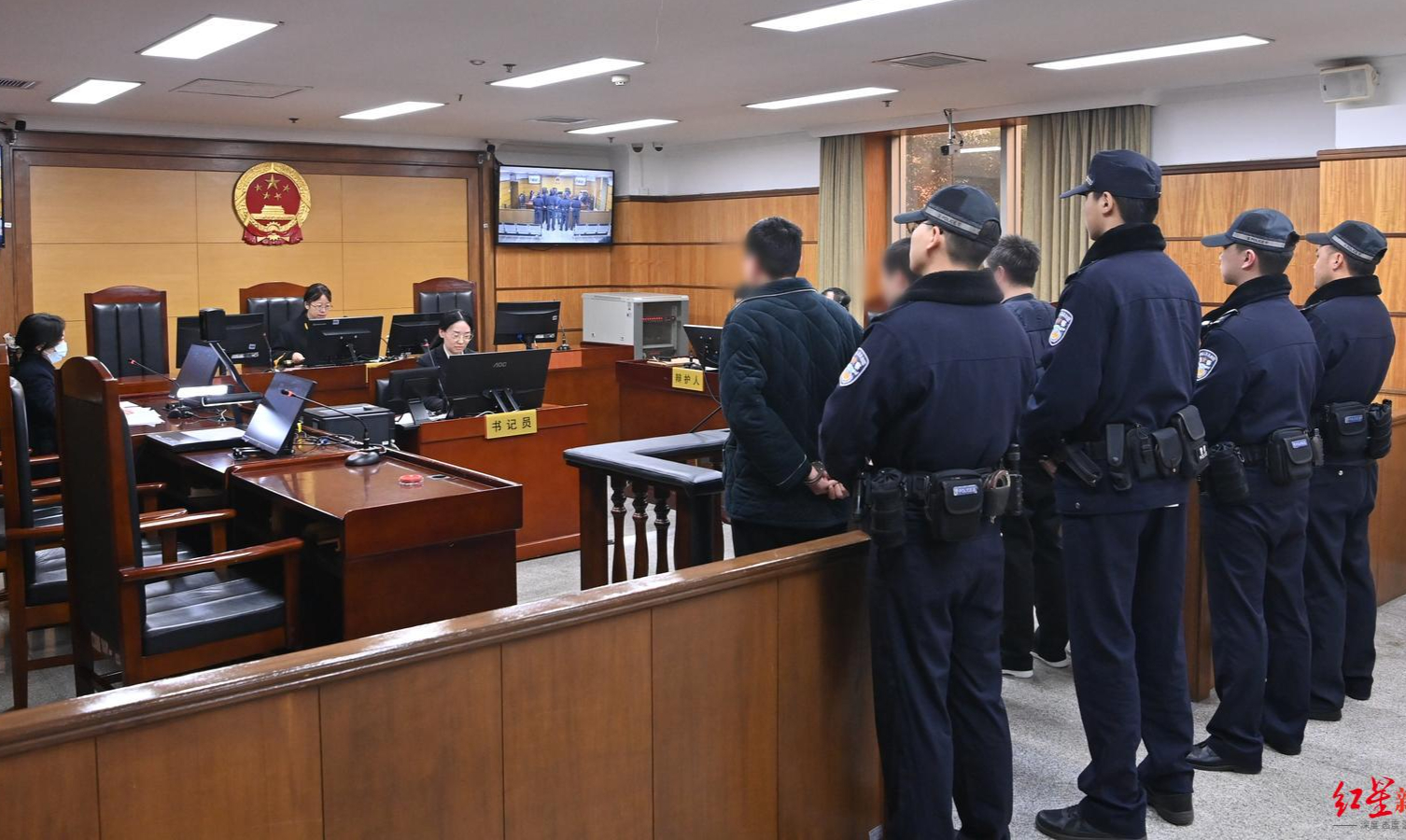 【#外卖箱里藏笑气3人获刑#】#日薪400元陷阱竟是运送笑气# 近日，成都金牛法