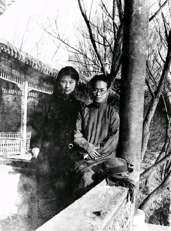 1949年3月28日，北平，中老胡同32号。

沈从文把自己锁在屋里，用刀片划破