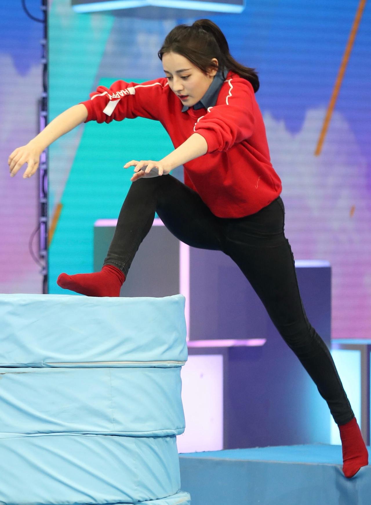 迪丽热巴的牛仔裤、质量真好！迪丽热巴 舞蹈运动微喇长裤 时尚态度看裤型 体操