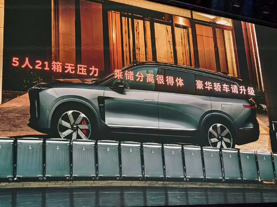 MPV 请忘记。豪华轿车请升级。斌哥现在真是老曲艺家了。MPV 和豪华轿车的用户