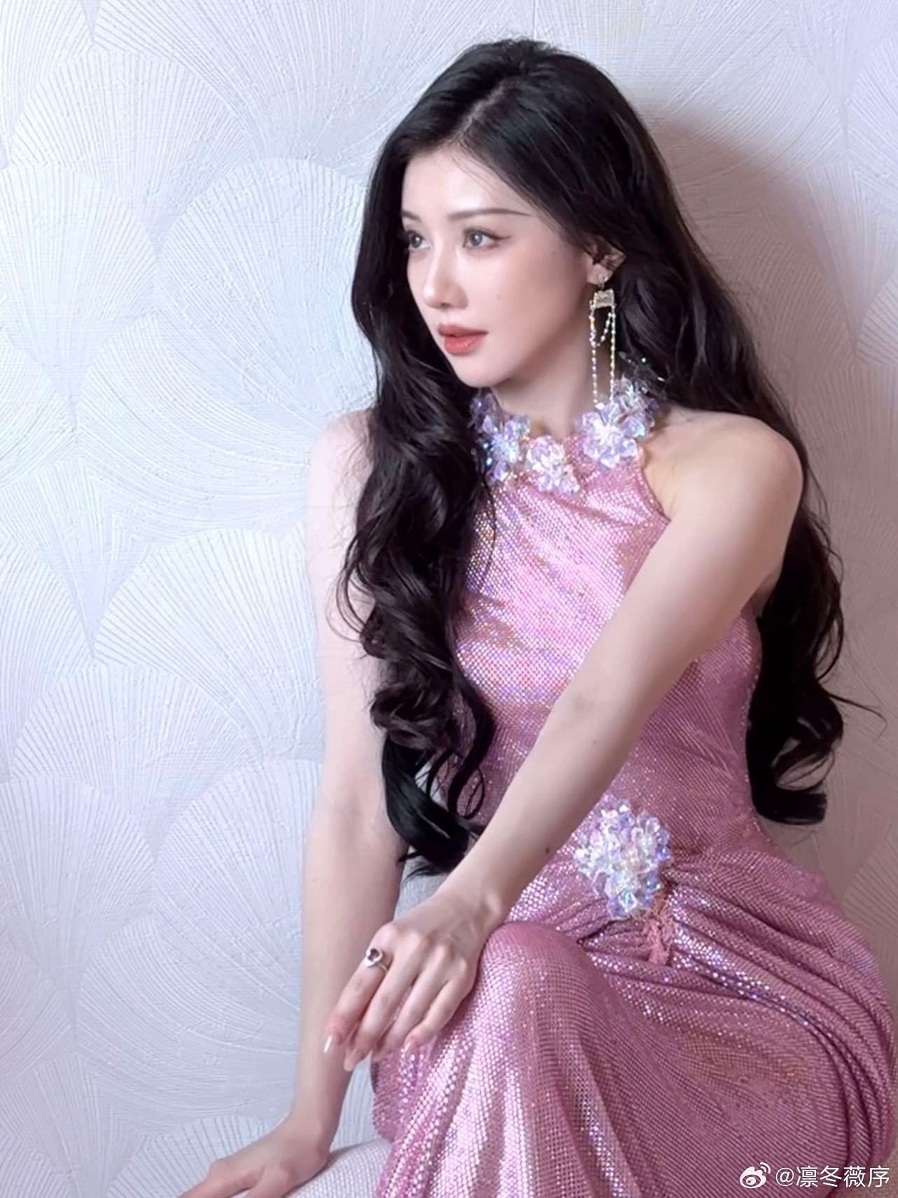 王鹤润喝嗨了开始发疯 娇兰活动视频记录下了王鹤润的“灵魂出窍”瞬间！她微醺后仿佛