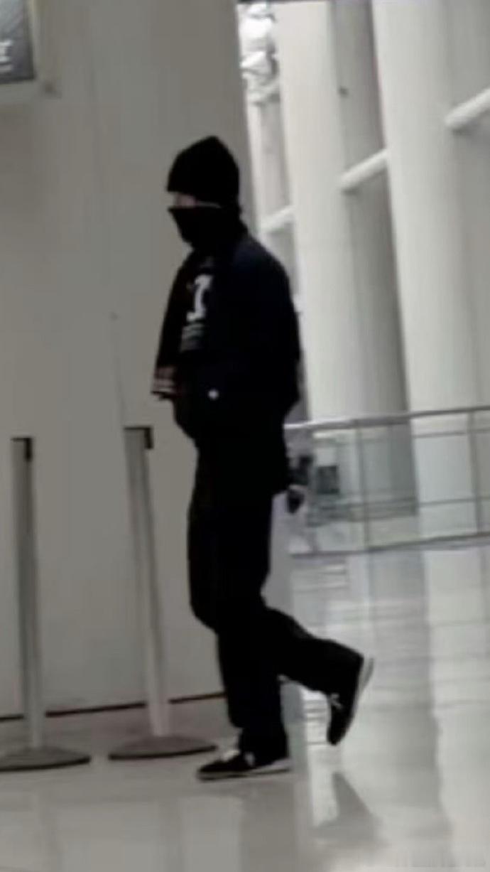 纽约潮男王一博回国王一博回国机场潮男穿搭 纽约潮男王一博回国，王一博回国机场潮男