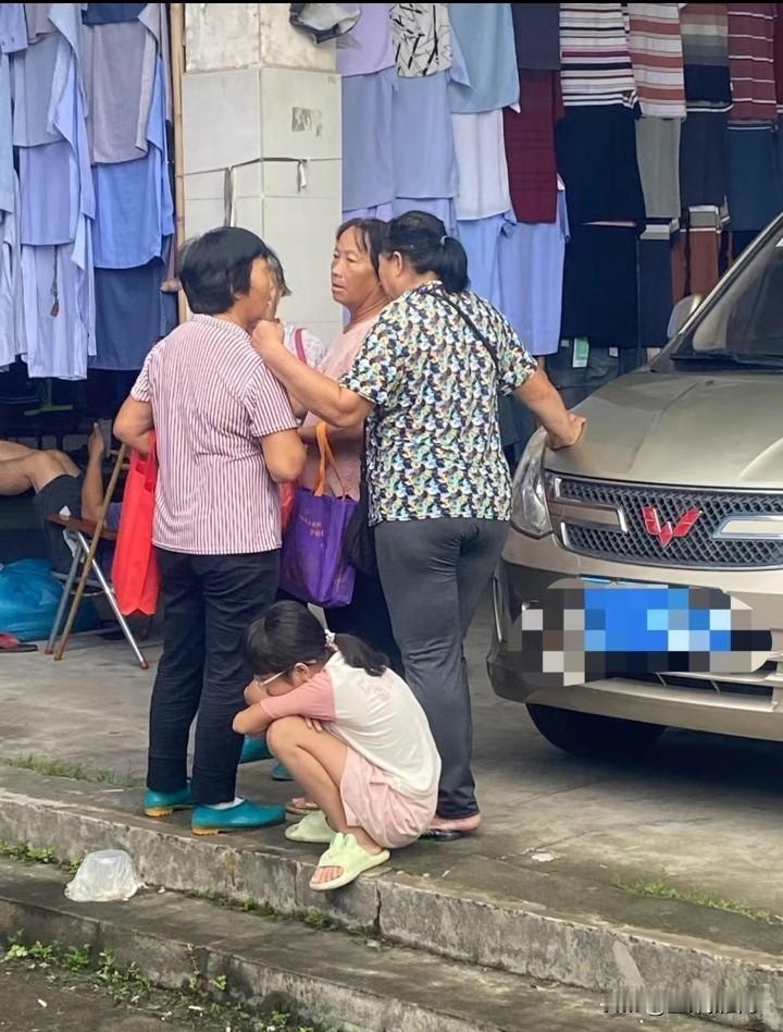 这时候最容易要到钱了，
只要扭来扭去非说要走了
阿婆就会扔两块钱给我说去买个冰棒