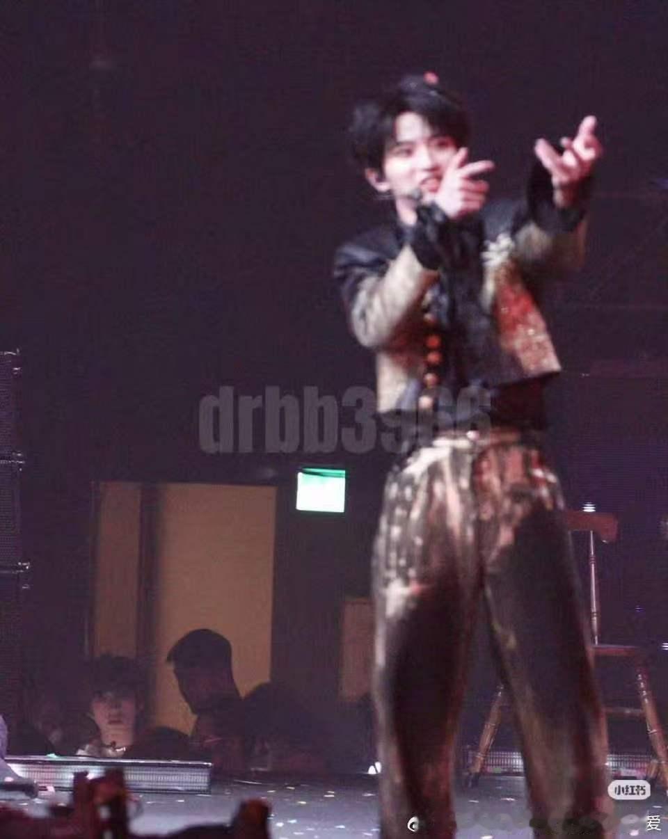 王橹杰在台下看穆祉丞王橹杰在角落看穆祉丞 哦莫哦莫！震撼首发 