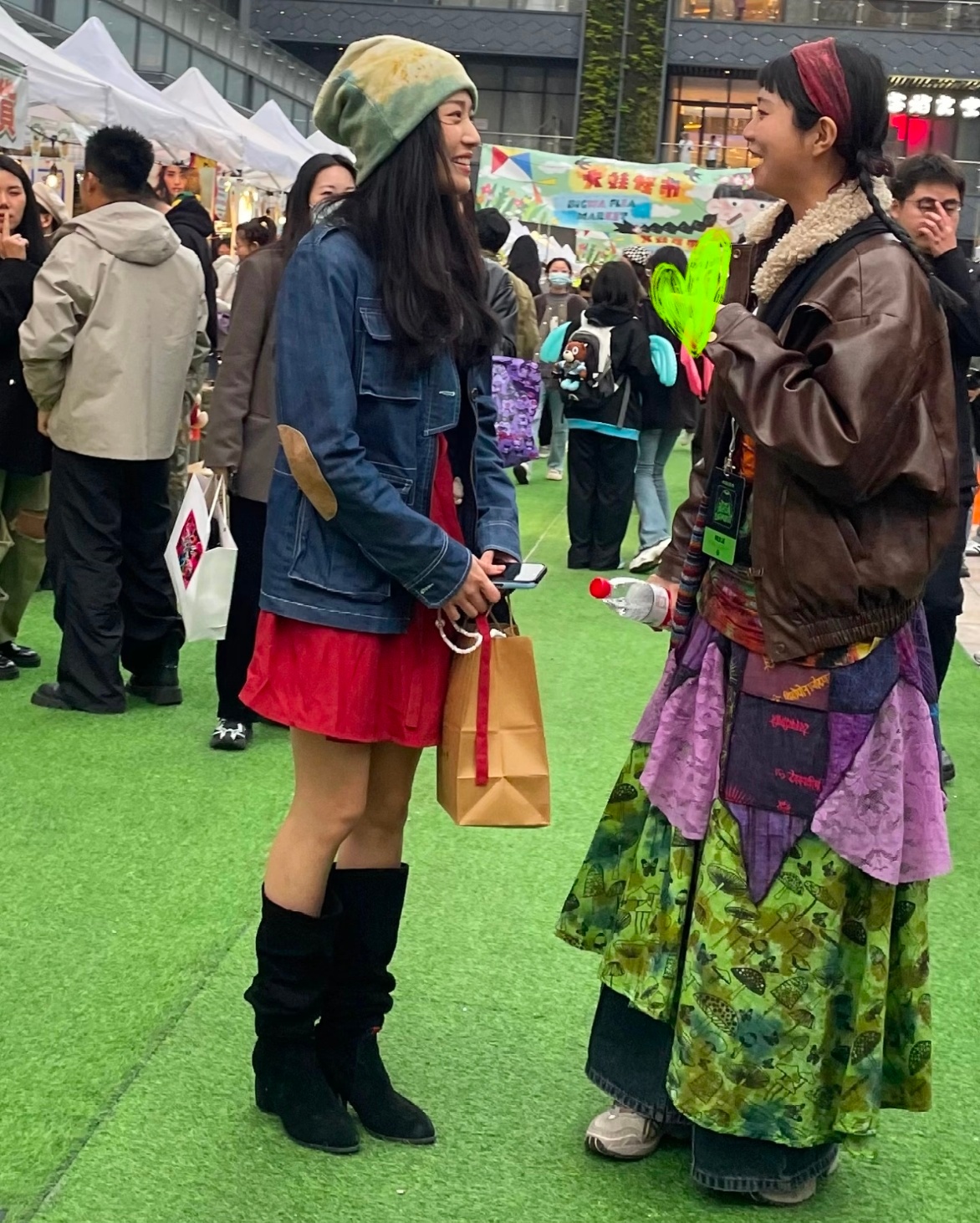 卢昱晓疑似找代拍 曝光前是路人偶遇生图的神，曝光后就是私生人人喊打。 