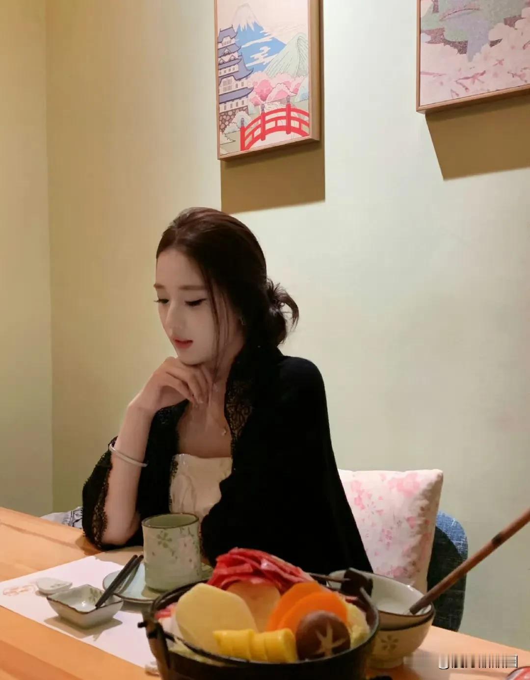 此刻不需要文案#分享美女＃# #分享生活美图# #居家气质美女、# #今日份美女