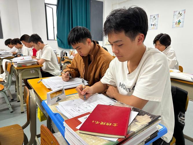 高中不上学了，可以去上技校吗？真实答案✅
很多高中生读到高一、高二，跟不上文化课