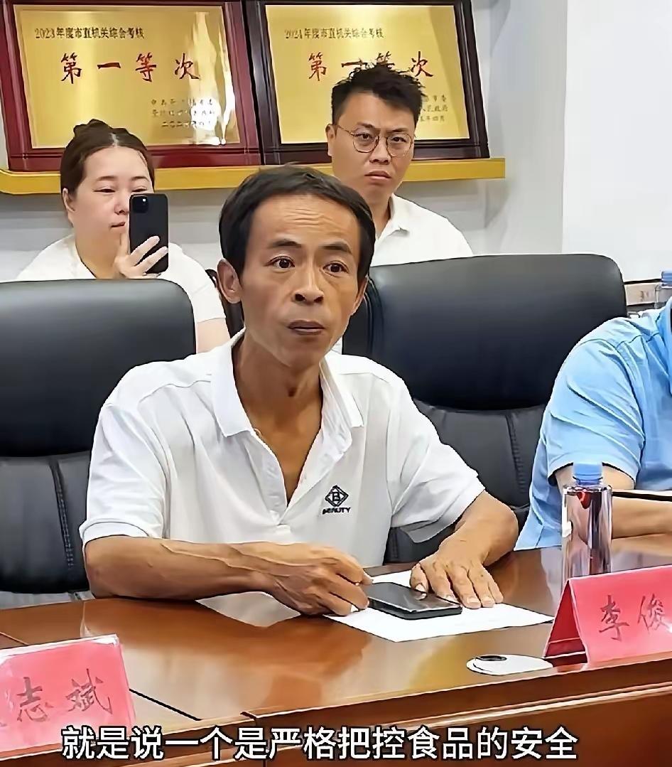 看了鸡排哥在文旅局的发言和谈吐，我深深地体会到一个道理。
那就是优秀的人，不管去