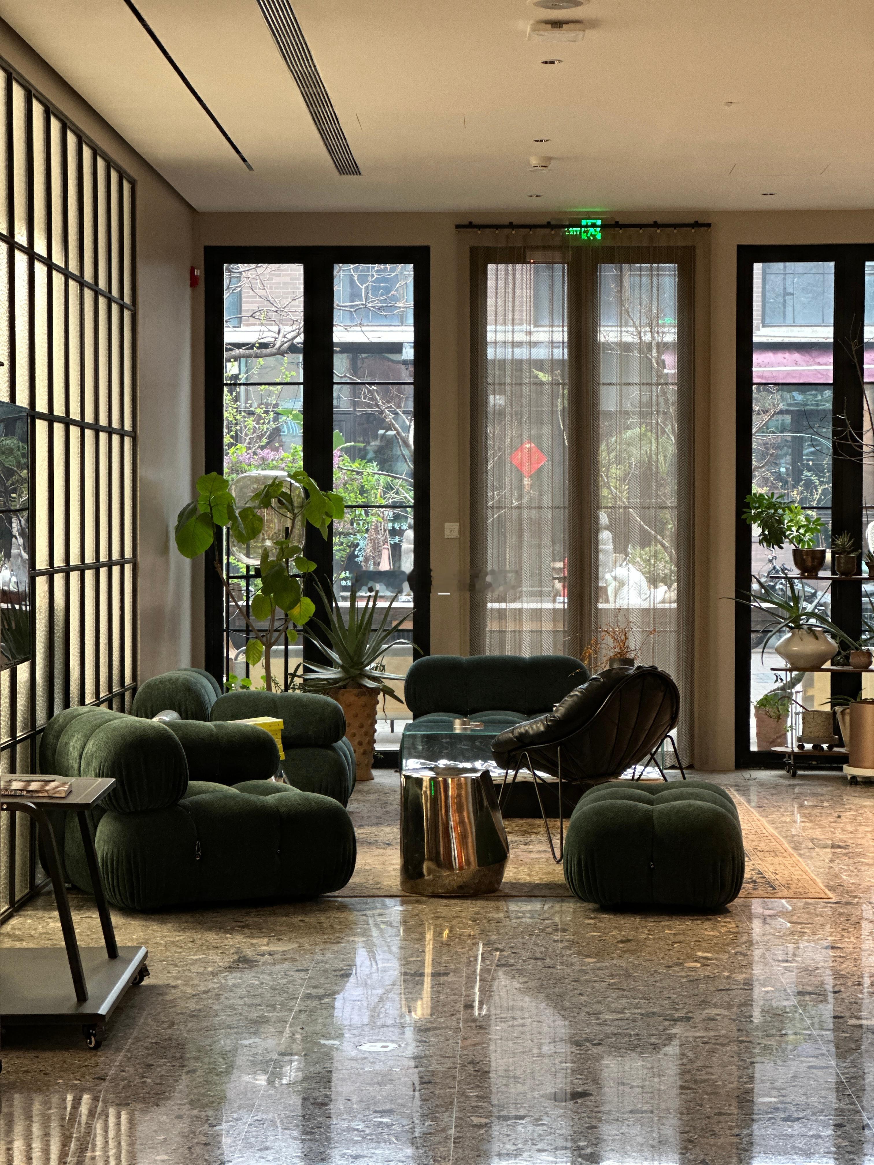 这天气早晚温差大到离谱下午坐这巨暖和晚上就冻得哆哆嗦嗦喝杯拿铁压压惊北京咖啡馆最