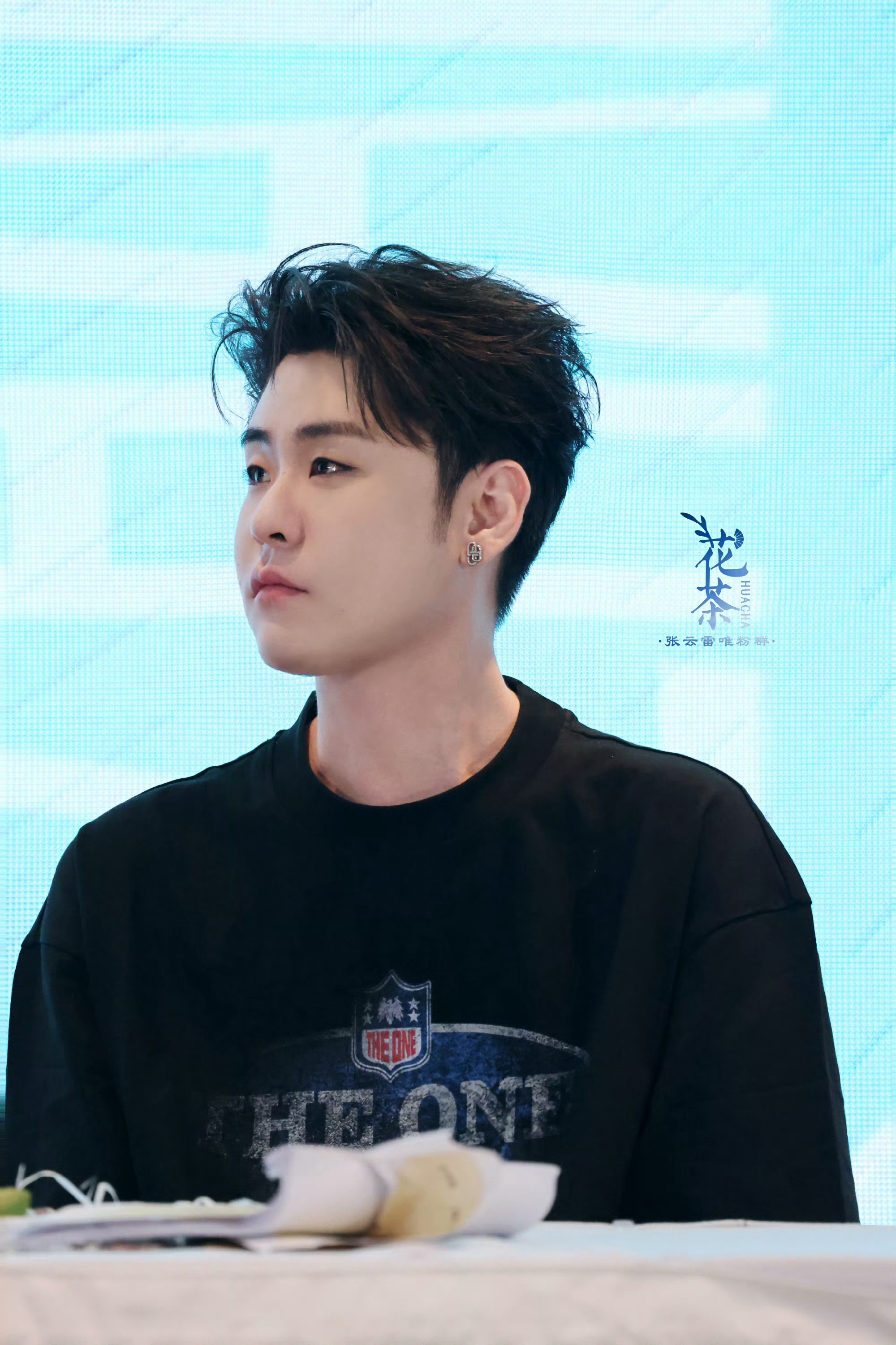 张云雷张云雷靠近你巡回演唱会 🎤 张云雷 爱就说给你听 你指尖穿过夕阳，我对镜