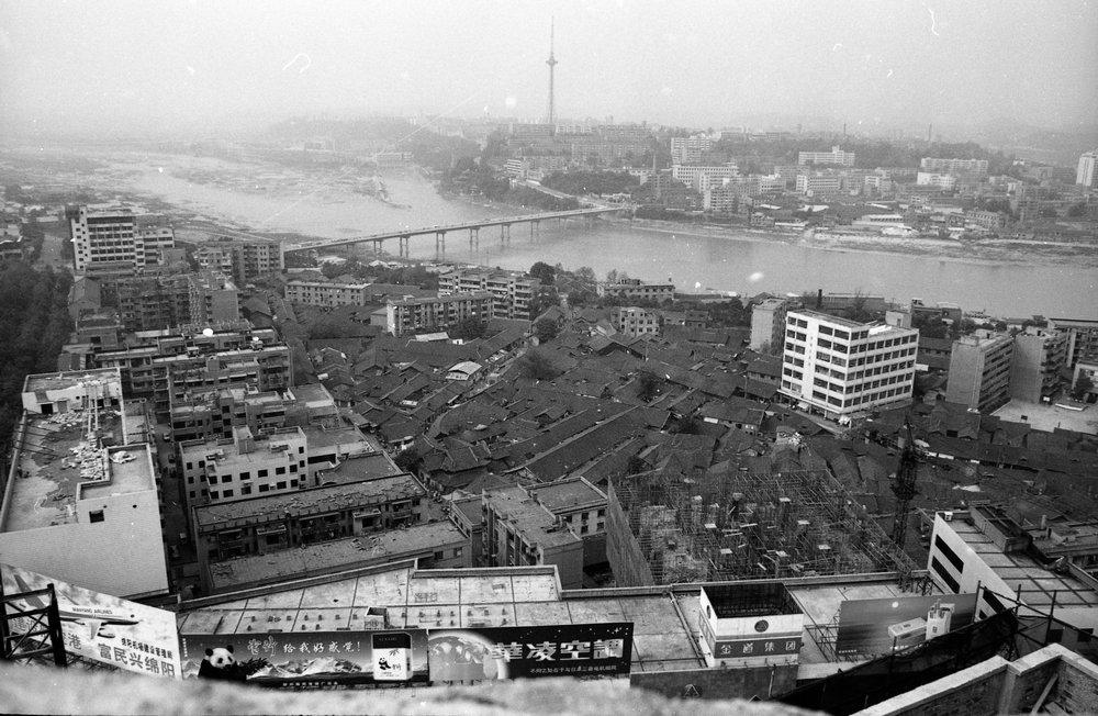 绵阳老照片：80年代铁牛街全景。照片上有这些关键点：东方红大桥、绵阳广播电视塔、