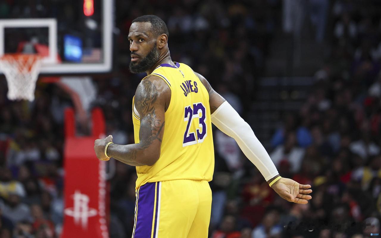 NBA消息：湖人官方宣布詹姆斯不出战明日对阵勇士的比赛，因脚踝伤势。
   湖人