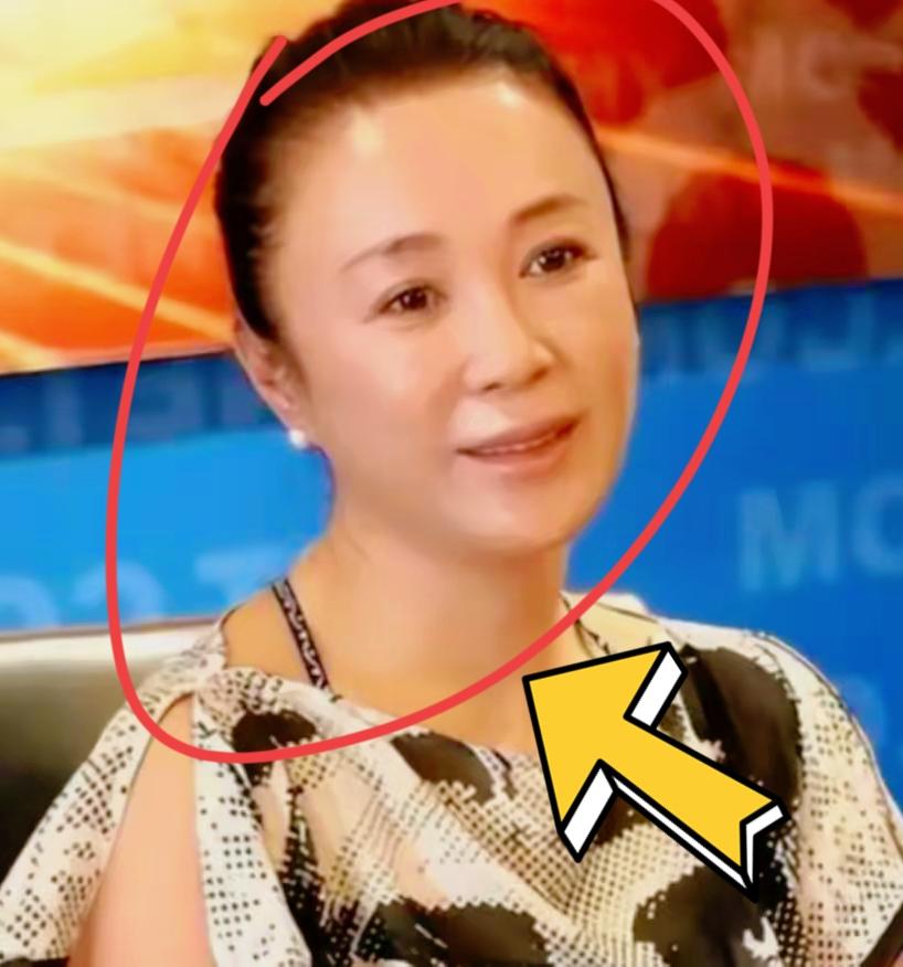 59岁的傅艺伟站在北京公墓里，亲手把儿子的骨灰盒放进墓穴，旁边站着她离异多年的前